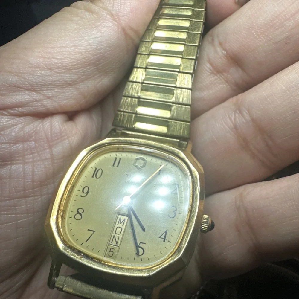 Working VTG 1980s Timex Q Day-Date Gold Tone Men's Watch Quartz 32mm Fit 7in Run